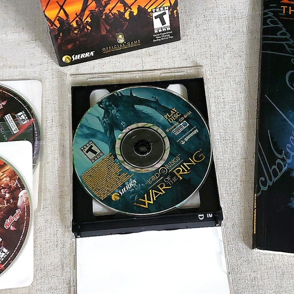 PC Lord of the Rings War of the Ring Game Bundle w/ 2 Strategy Guides - Picture 3 of 4